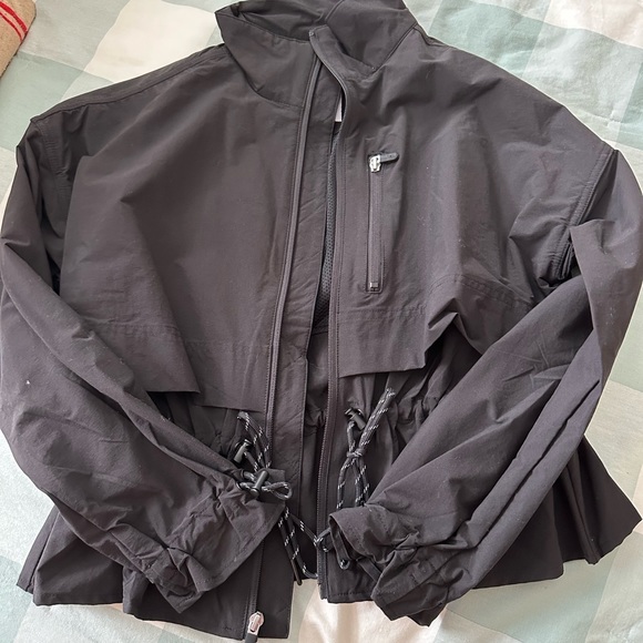 GapFit black cinched waist windbreaker. New with tags - Picture 3 of 4